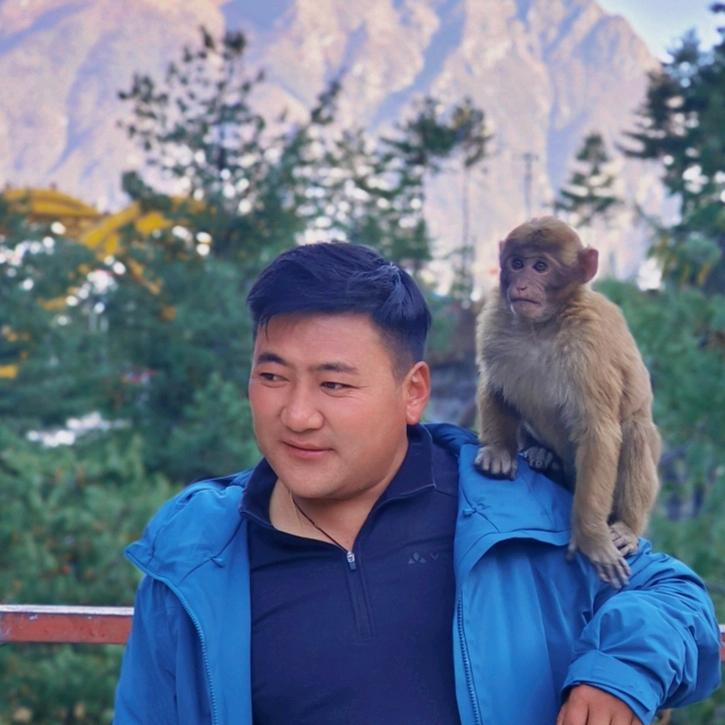 ཨོཾ་མ་ཎི་པདྨེ་ཧཱུྃ་