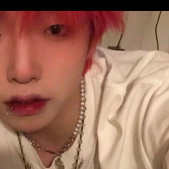 李**
