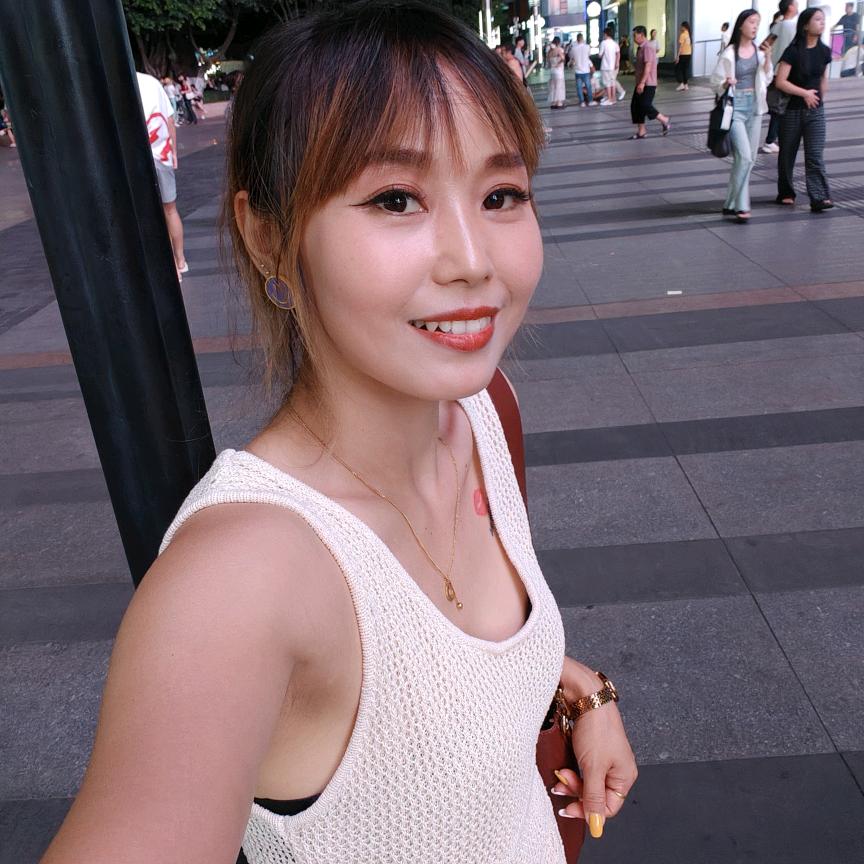 指尖的玫瑰