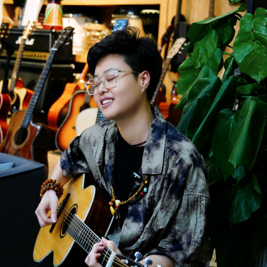 董芮辰撩吉他🎸