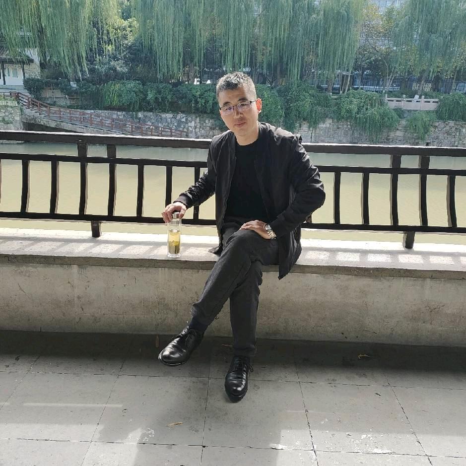 一杯烈酒叹红尘