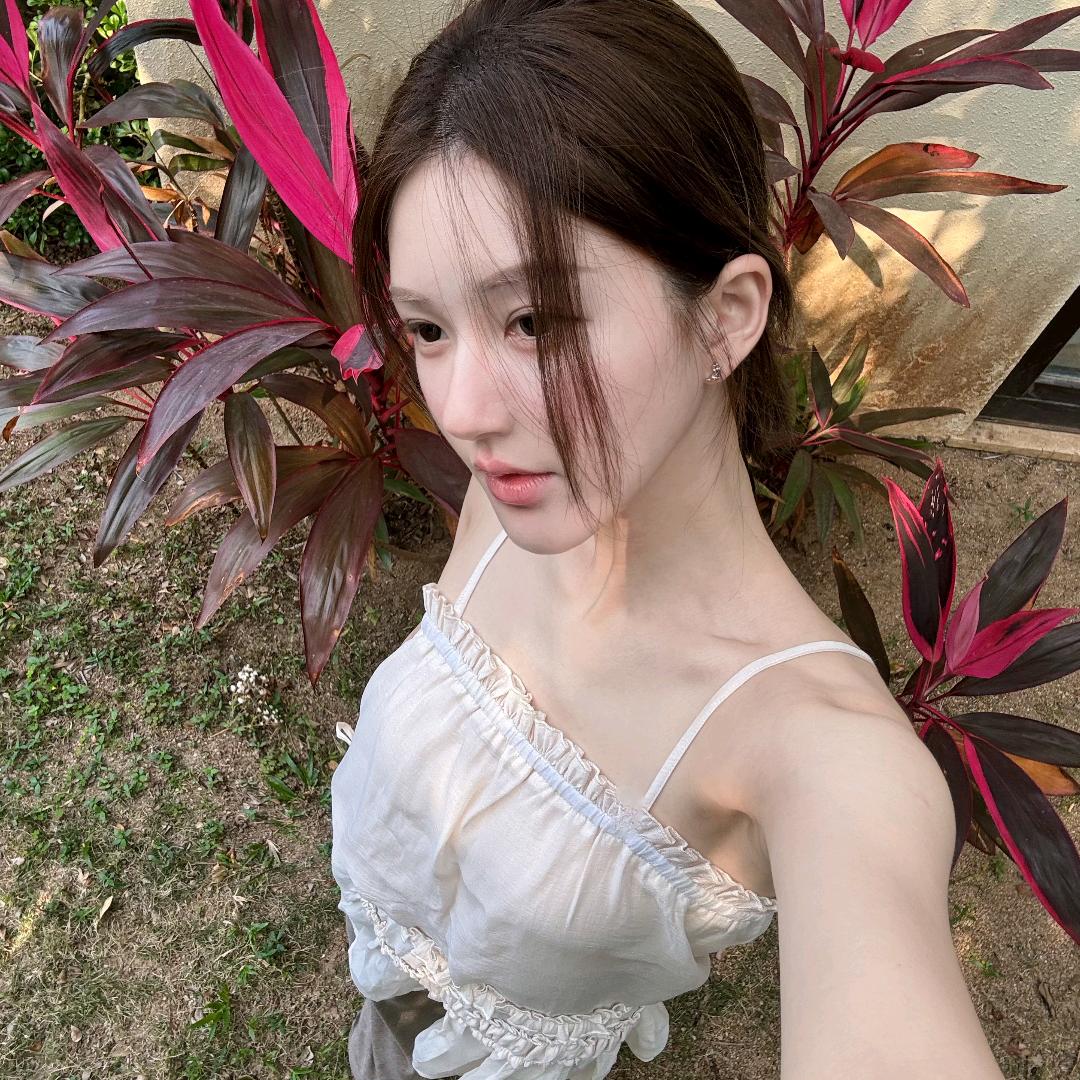 露怡毓头像
