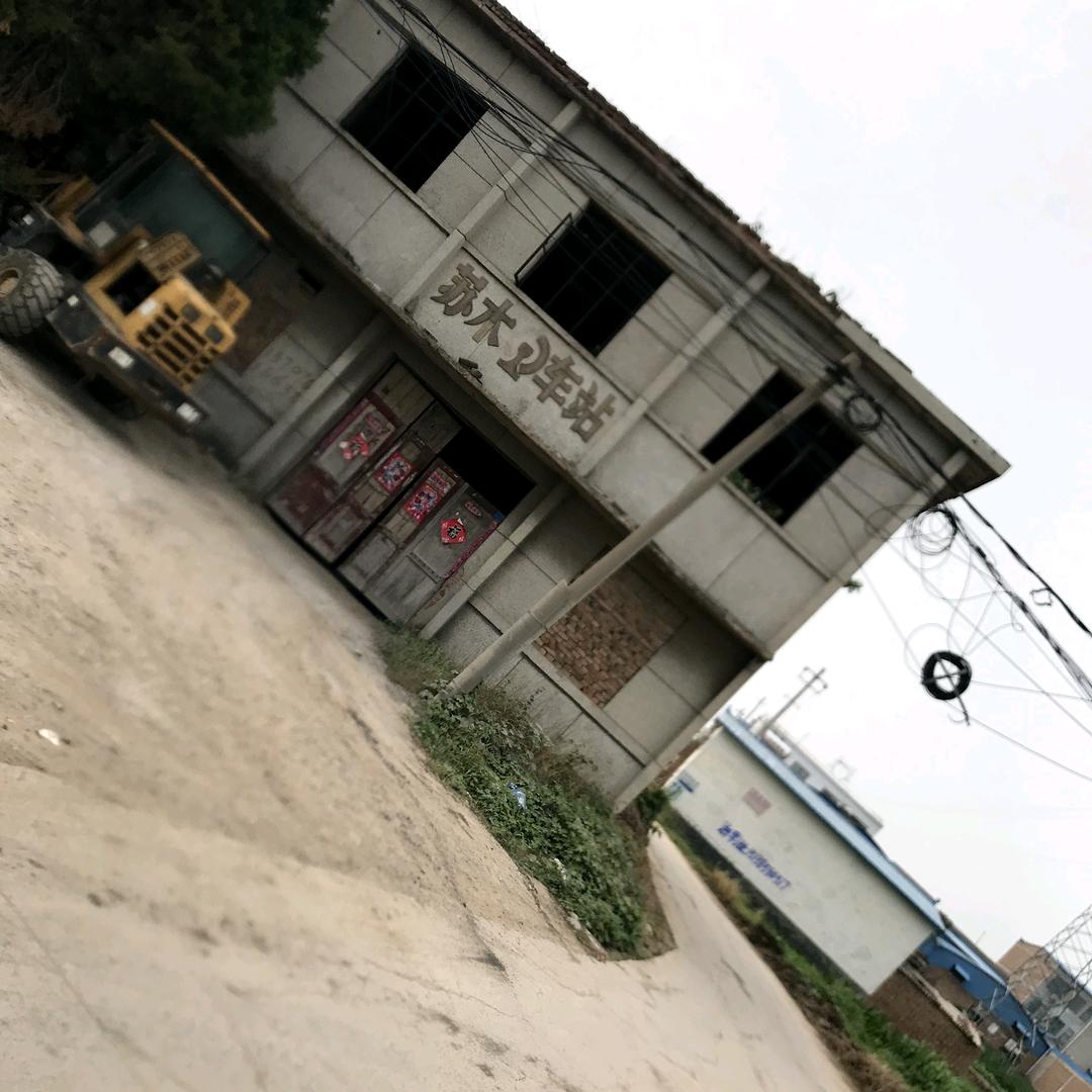 夸大其词，低调宣扬