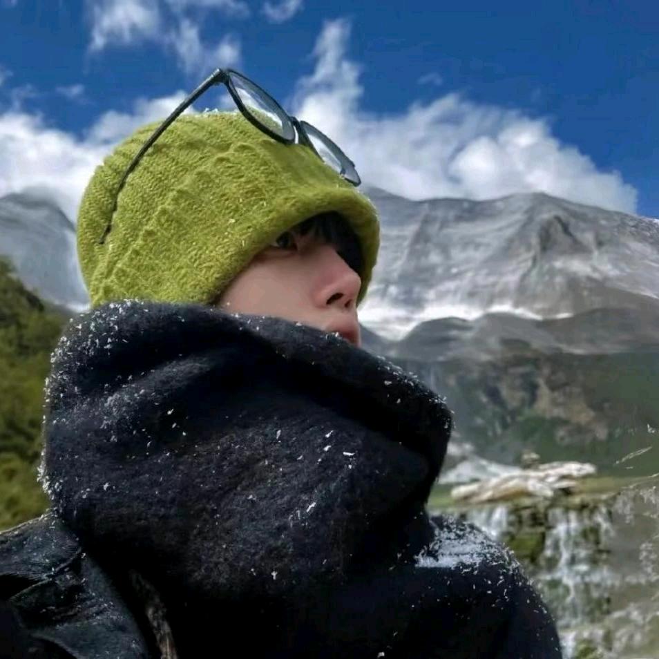 你的眼睛像蓝色的云☁