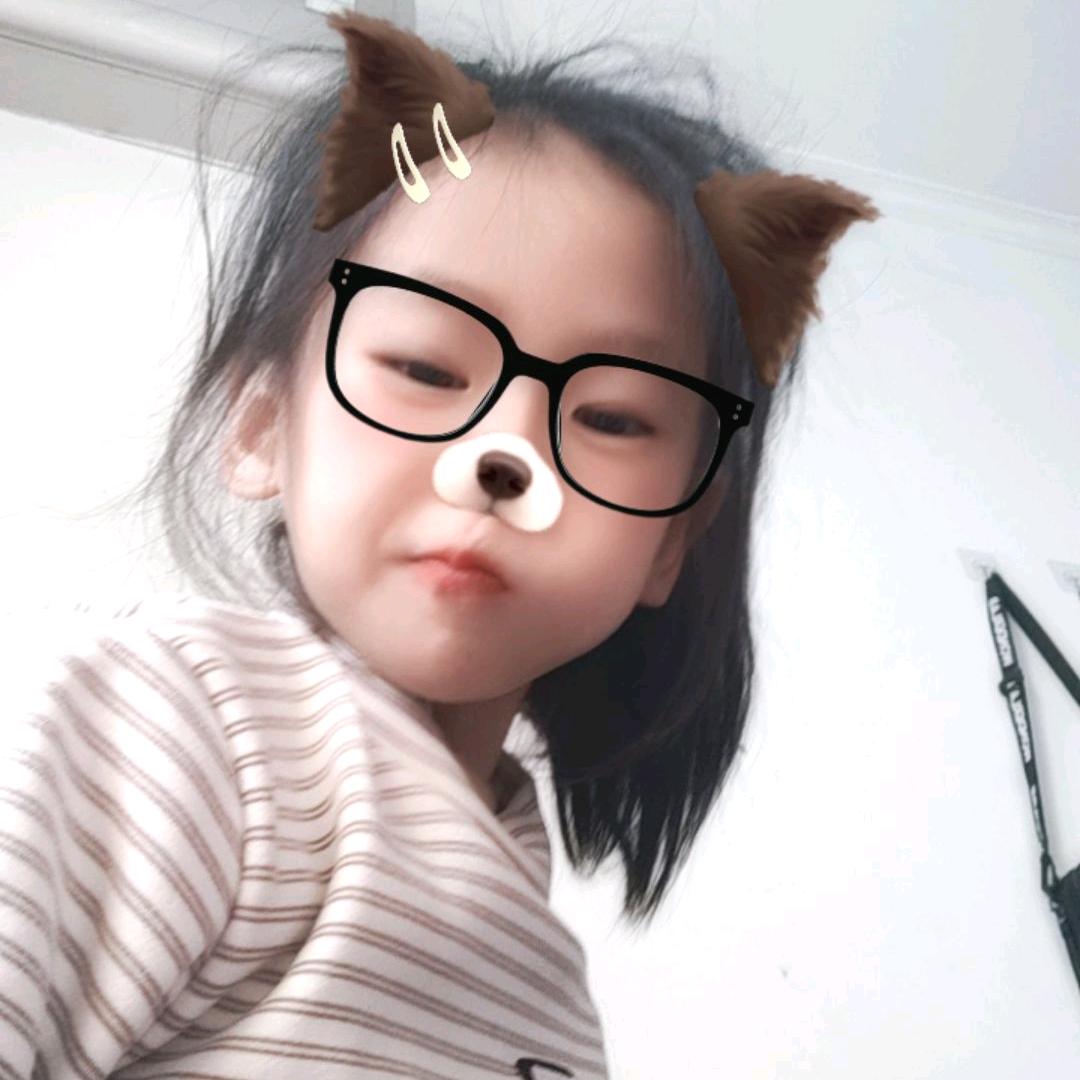小小刘佳悦头像