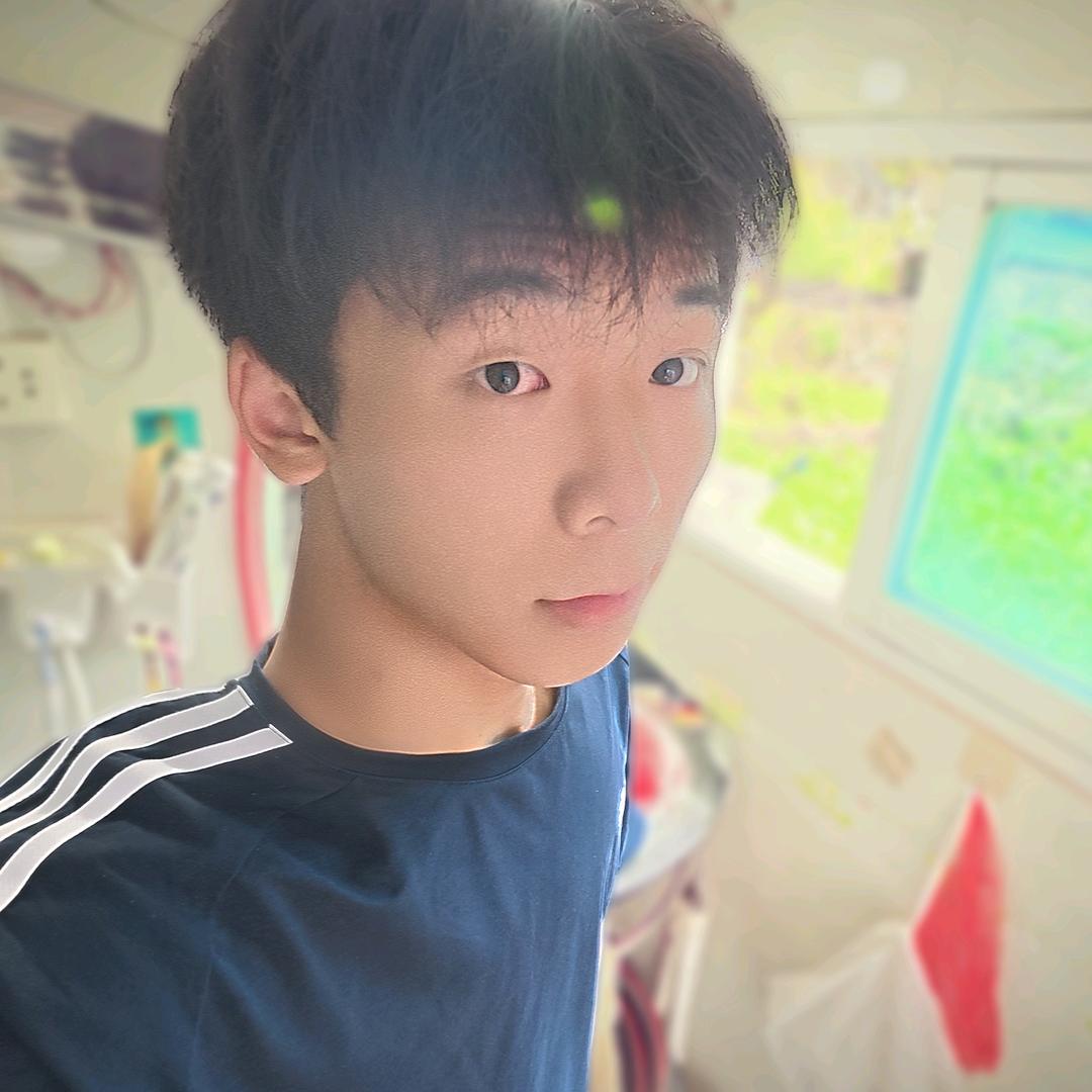 奋斗的y鑫头像