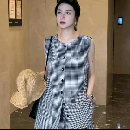 月月不吃鱼直播穿搭
