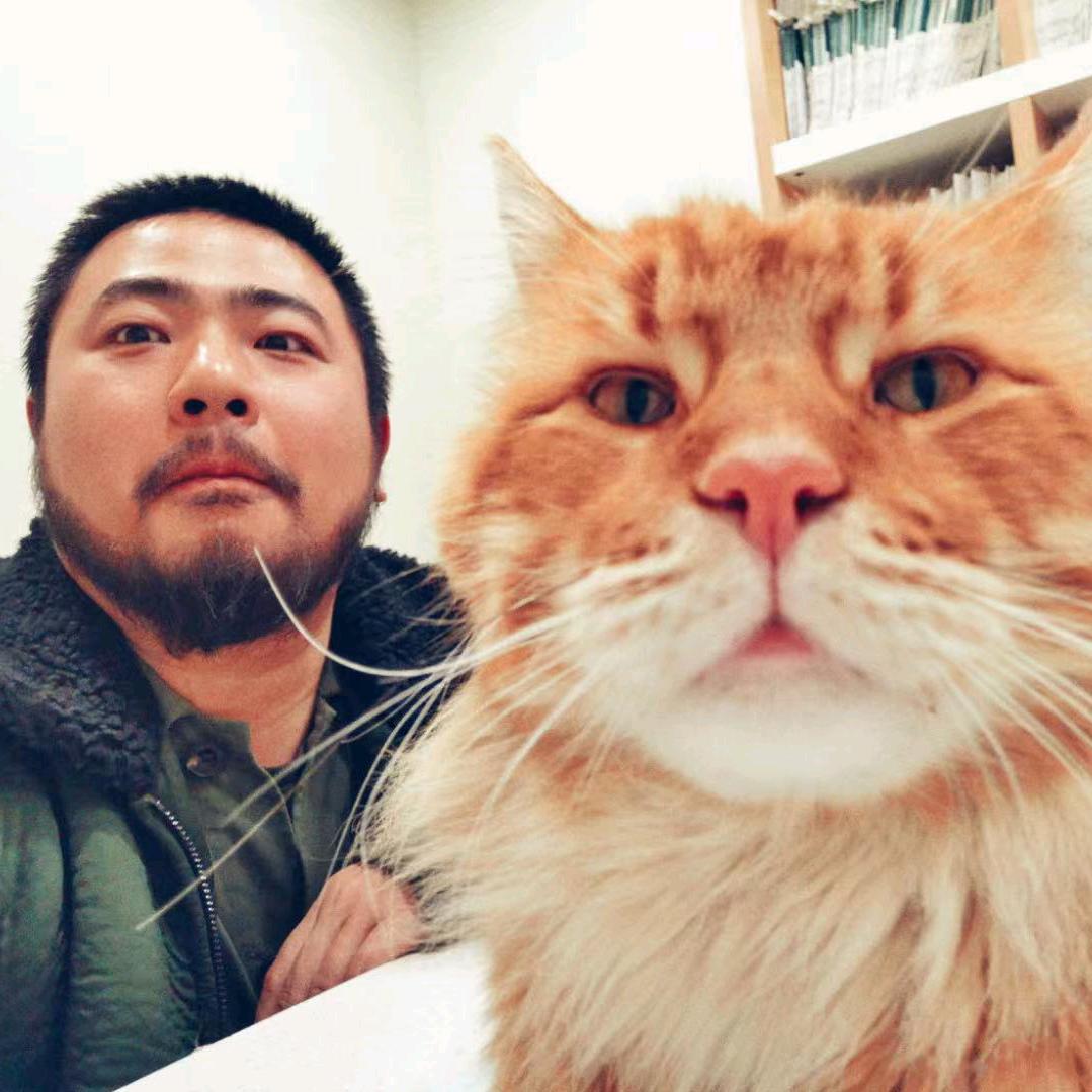 老万今天穿衣服了没