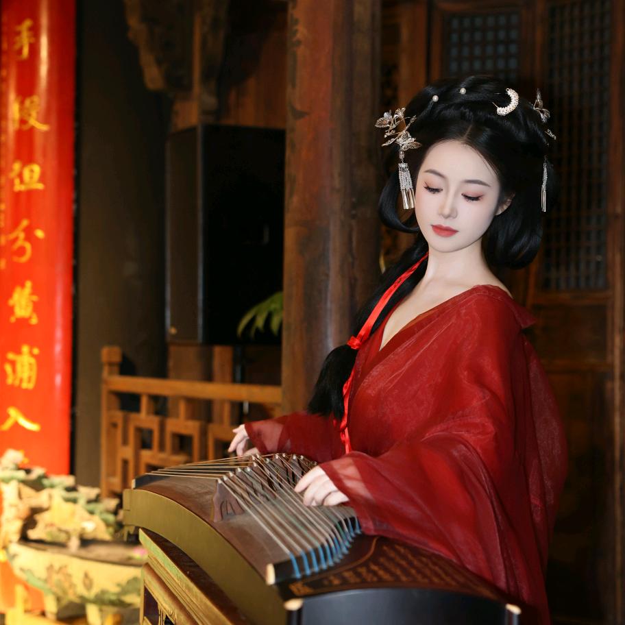 伊