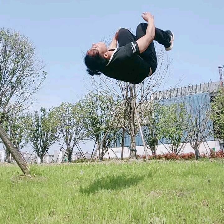 苗 族 空 翻