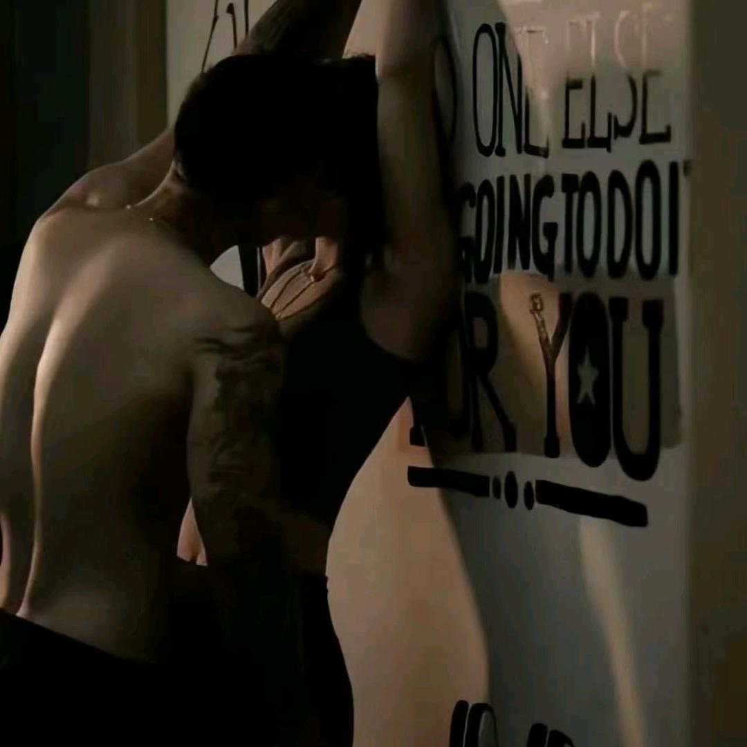 她脚腕风铃响了