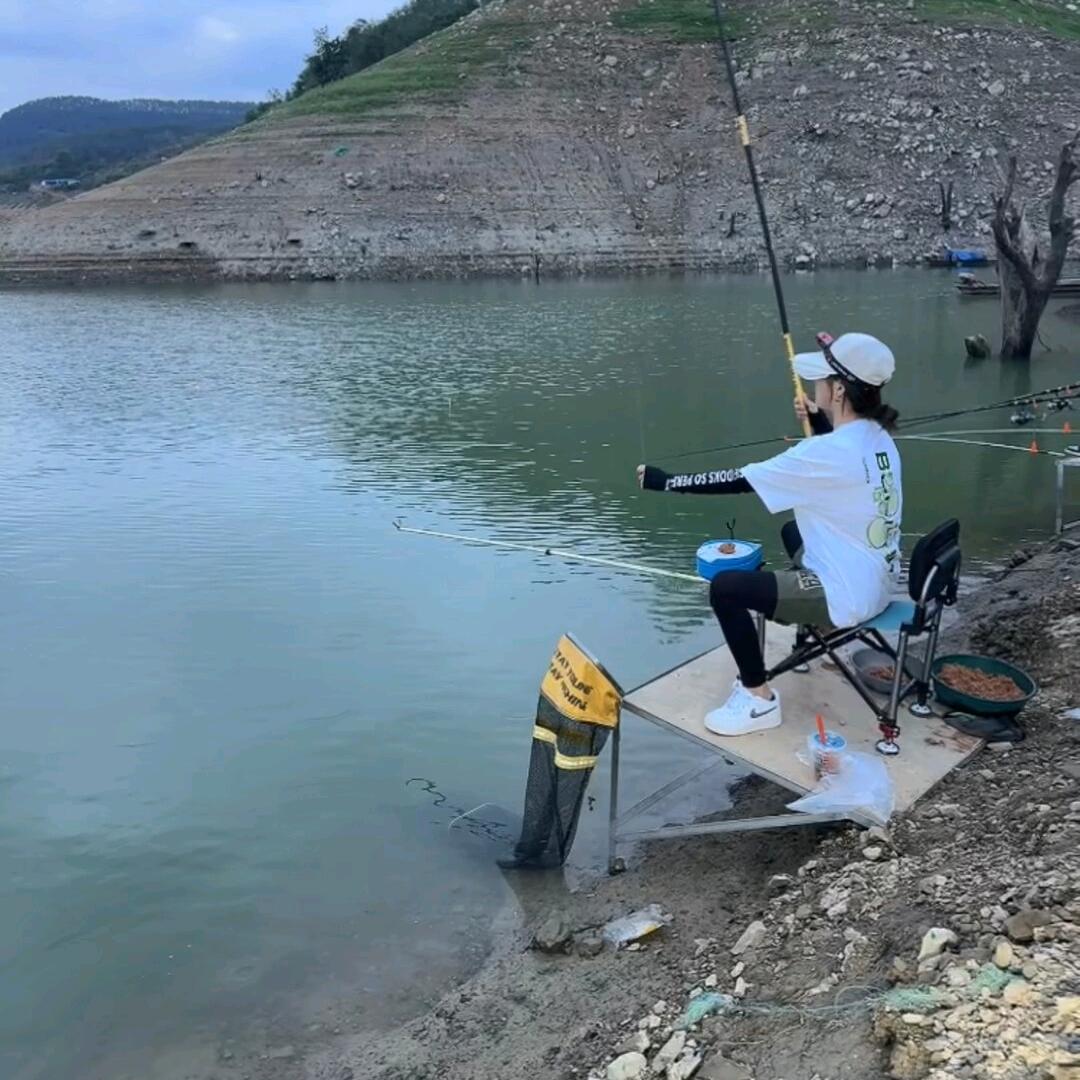 馨怡爱钓鱼
