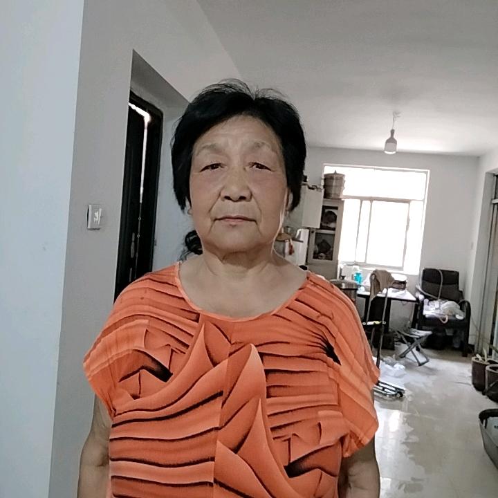 坚强的老太