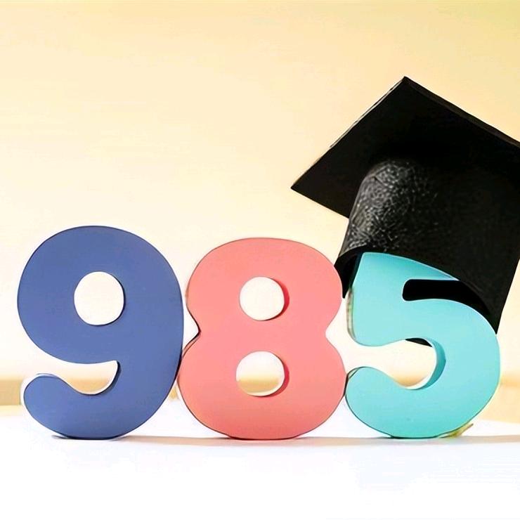 985