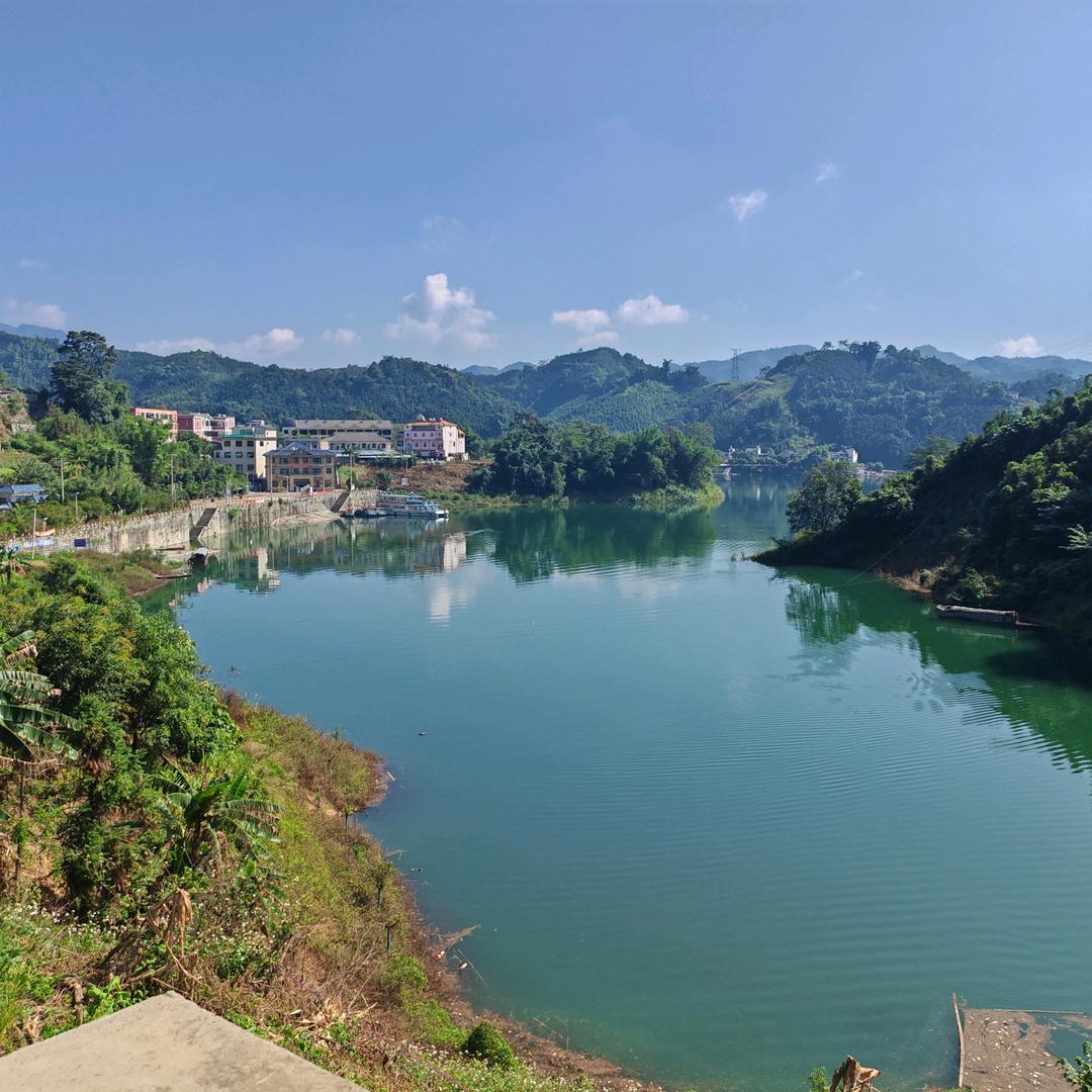昭通豪亿全屋定制工厂、郑丽