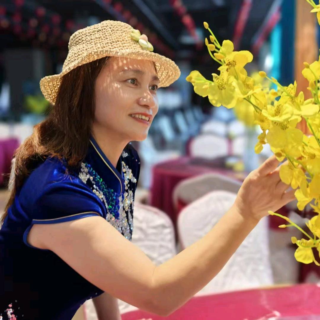 韦美姐，专做上门照顾人的服务项业