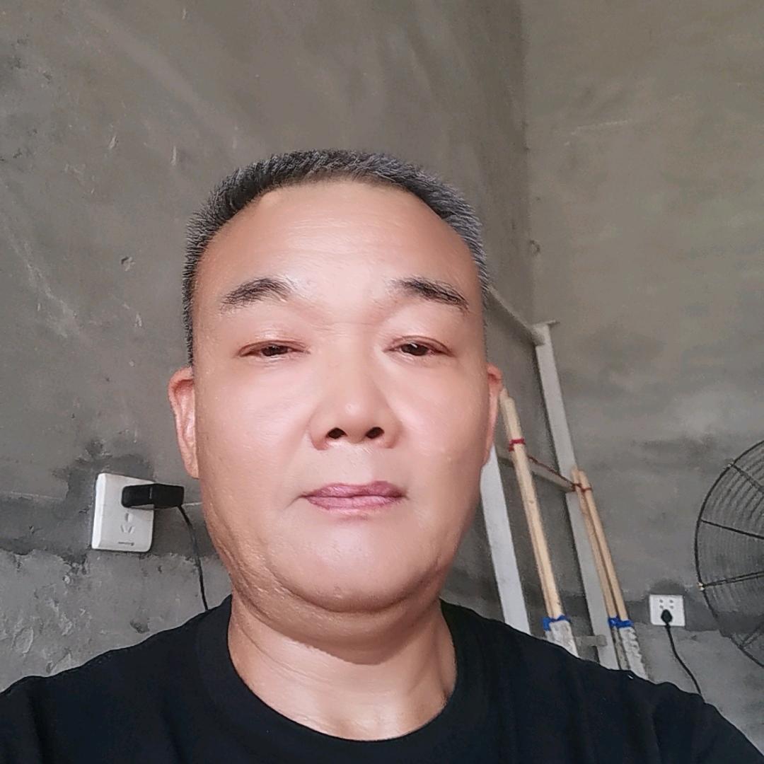 戏曲爱好一老翁