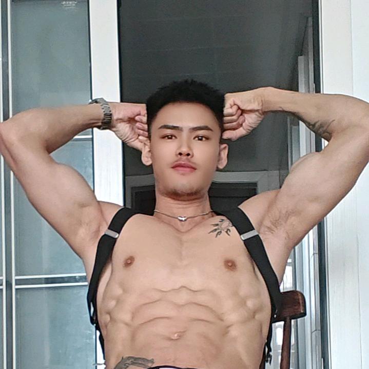 猛男教练有点直