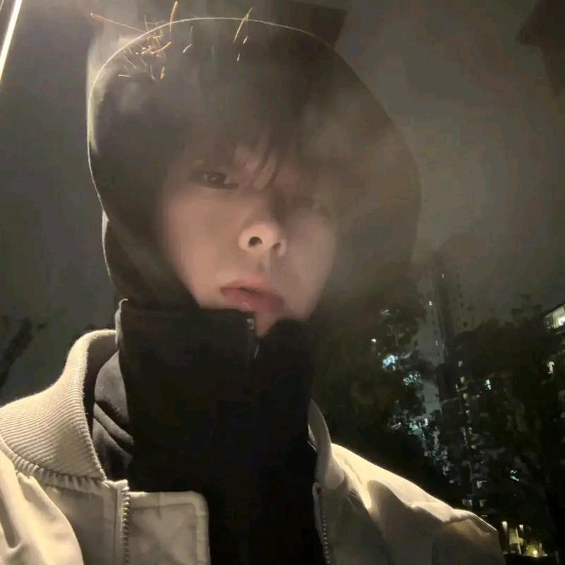 上课睡觉的帅比~