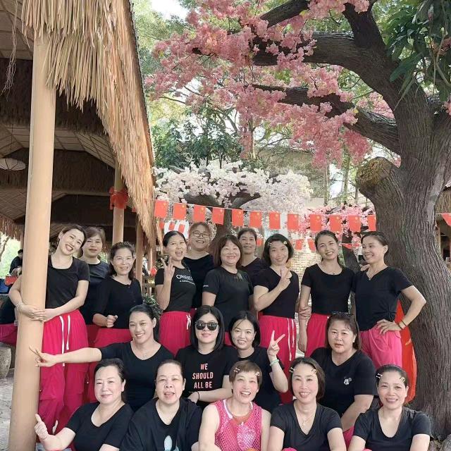 贵港民族公园舞心飞扬健身队