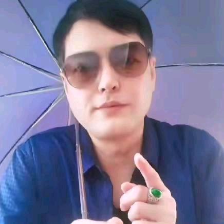 戴墨镜的大叔时尚推荐