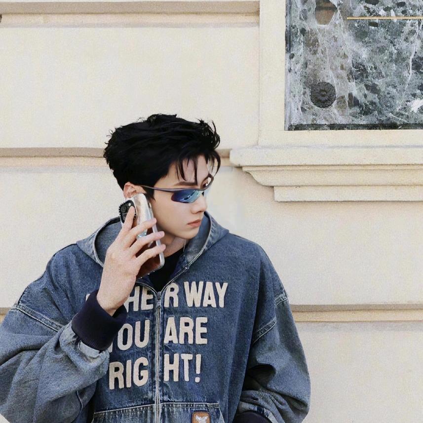 蓝桉长在洱海边