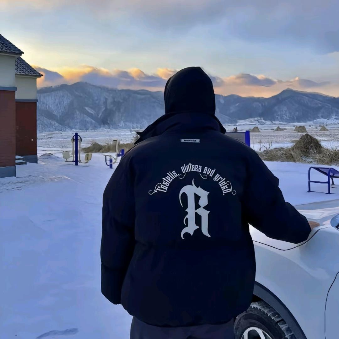 195帅气男大公交车上被20少妇轮流让座