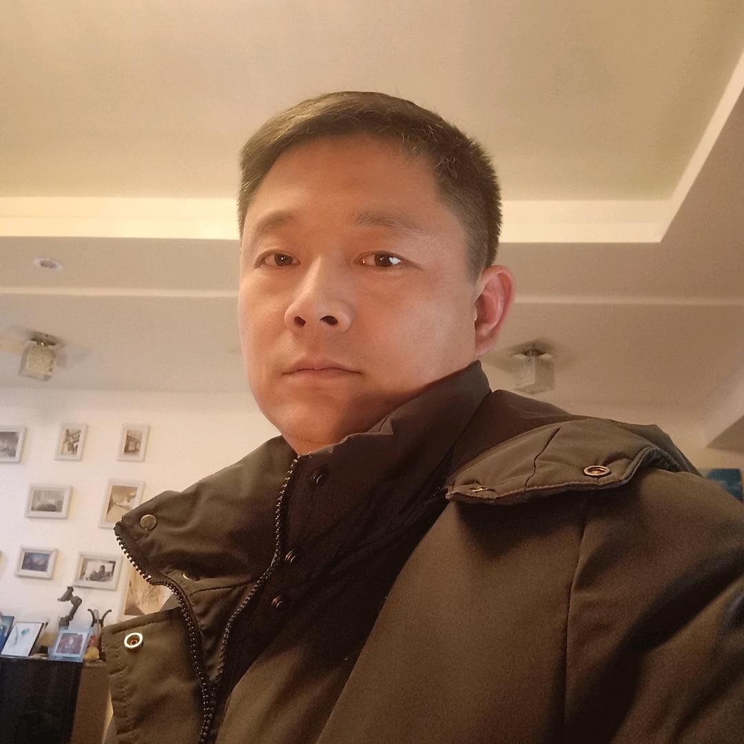 在大冶养黑猪的峰哥