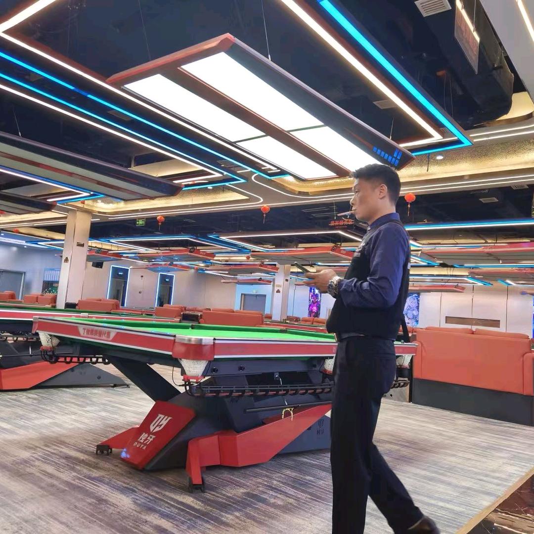 宜宾砰啪独牙台球俱乐部刘教练