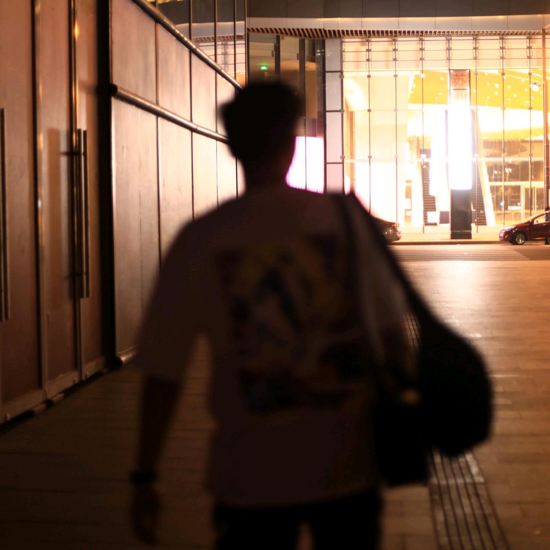 孤独又灿烂的神