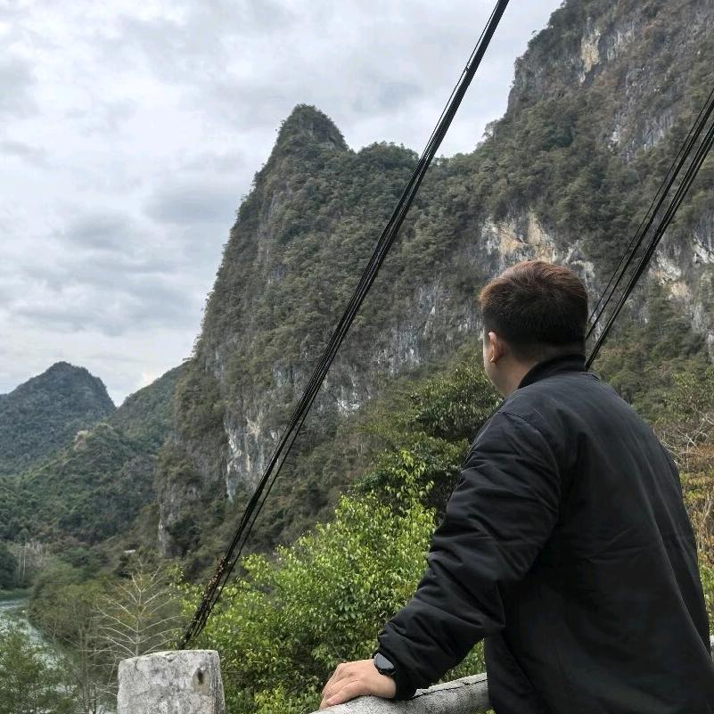 聋子听见哑巴说瞎子看见了鬼