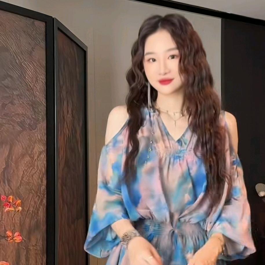 三吉黑花穿搭。