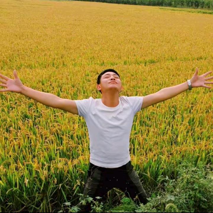 奋斗哥🎤（爱与光）