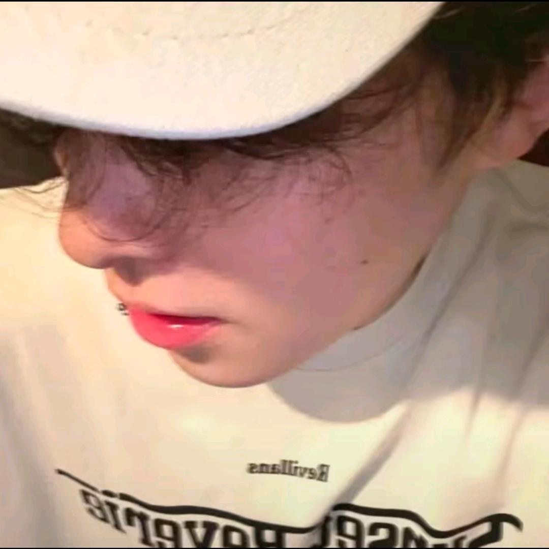 小朋友喝雷碧
