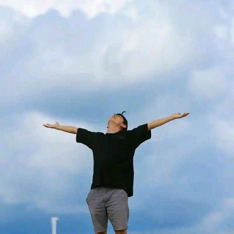 一杯敬自己千杯敬自由