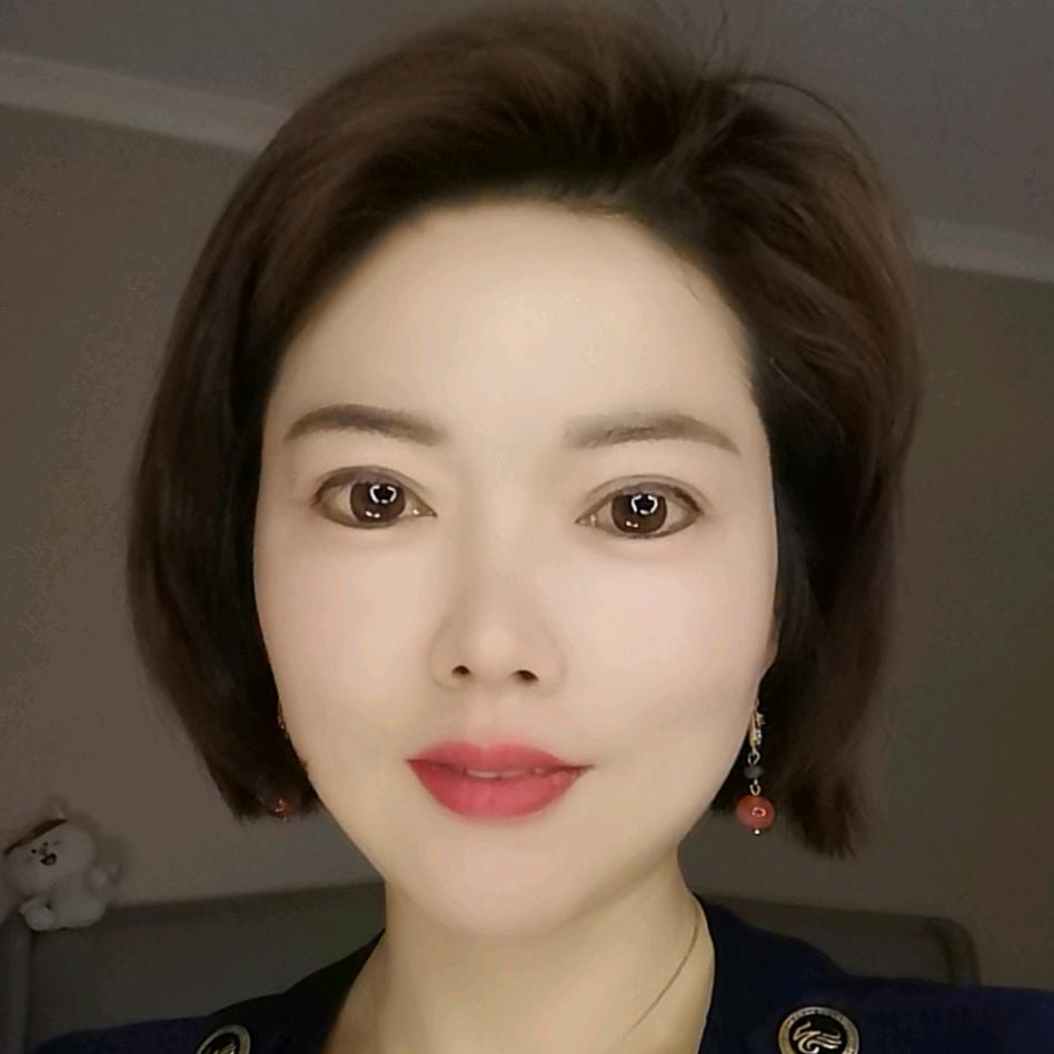 手中握笔的女子