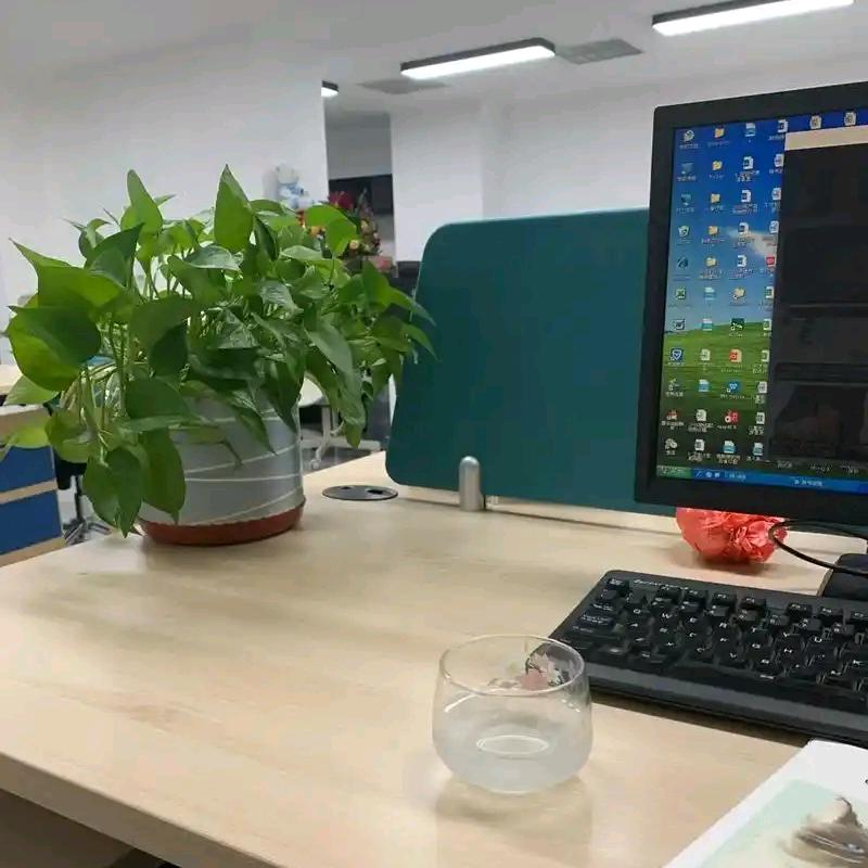晚霞映水