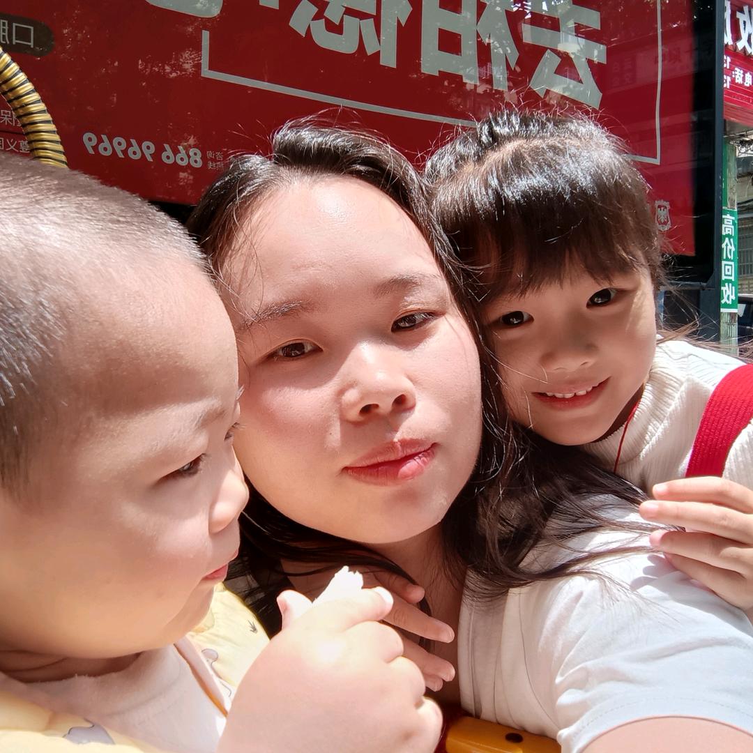 单亲妈妈带两个宝宝~小卢