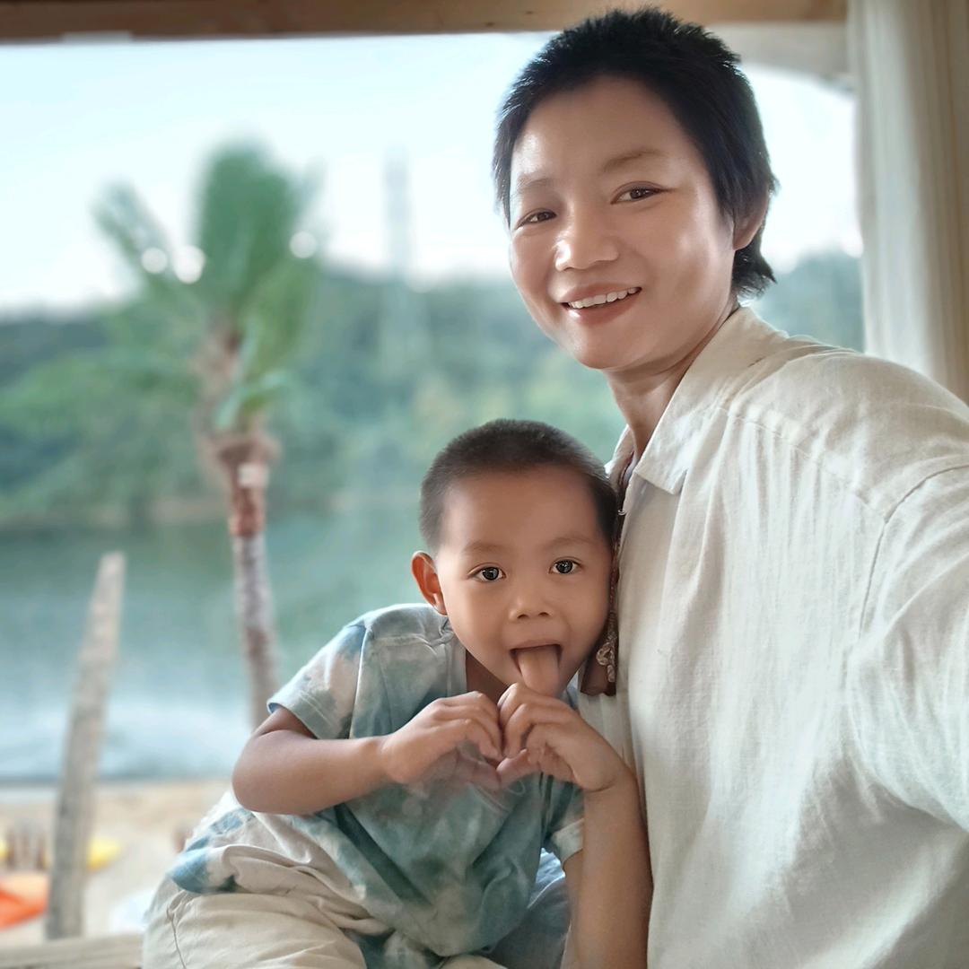 安徽荷塘村做服饰手工艺的慈云