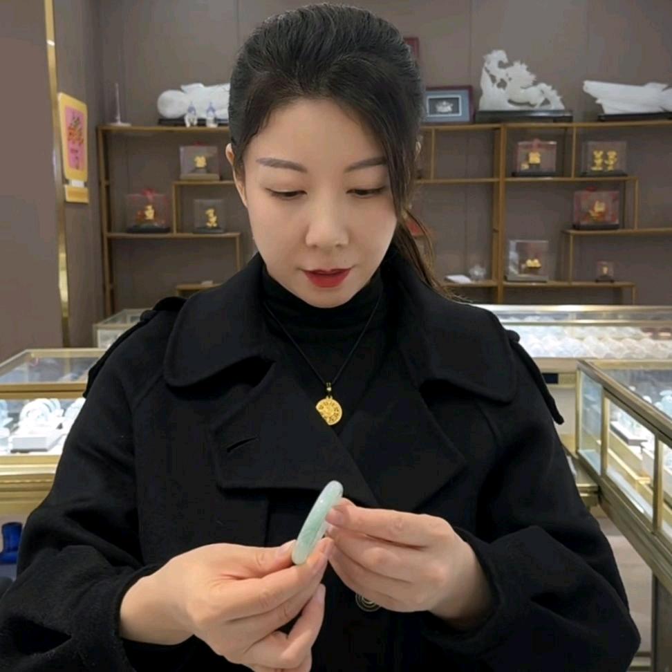 在重庆解放碑做黄金珠宝批发的 龚姐