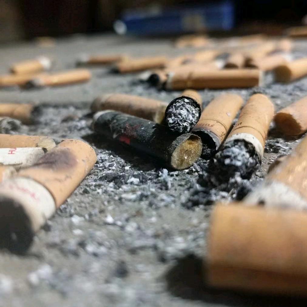 床头缺个烟灰缸