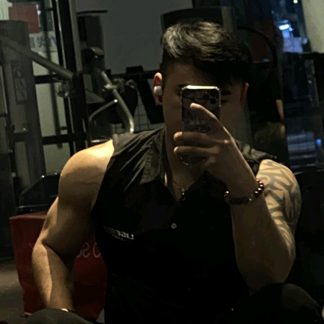 只练胸的佳哥🐻