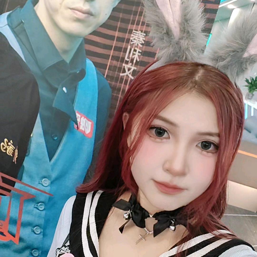 大宝爱打台球