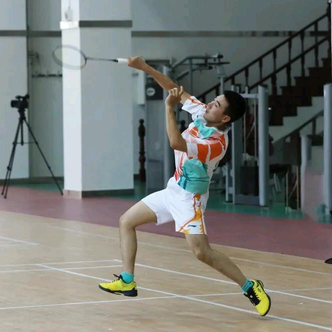 小王不会杀球🏸