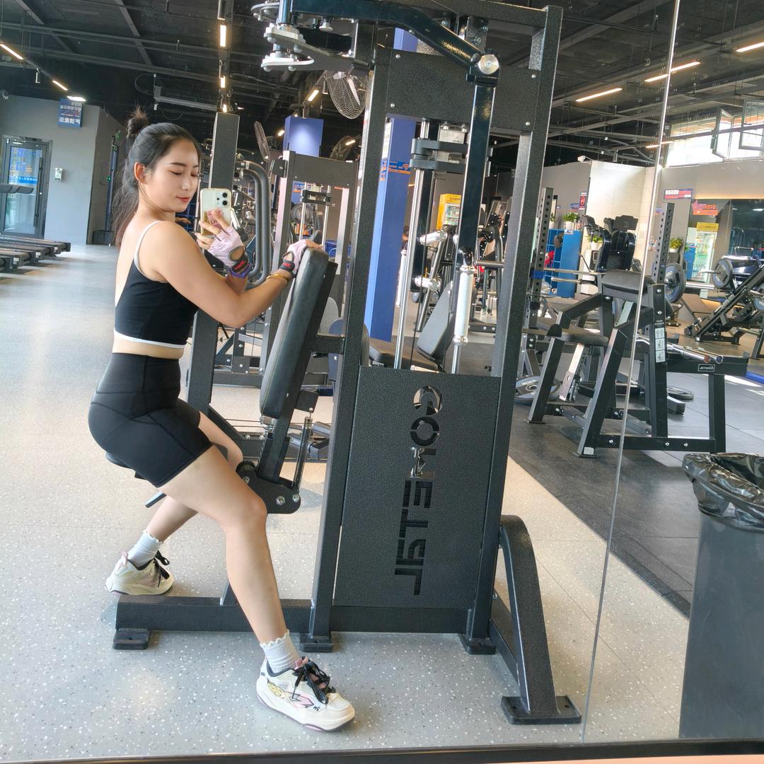 李芳