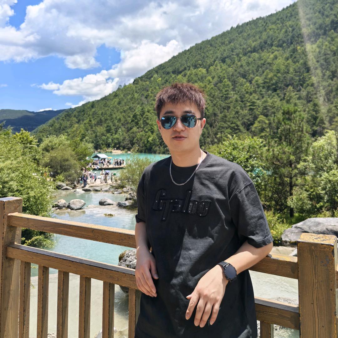 小何