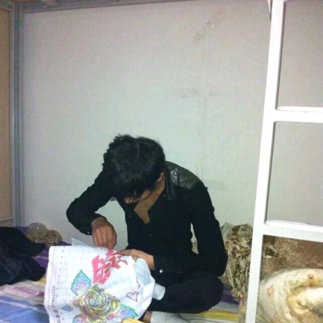 ᥫ෴ 受伤的男人 ෴