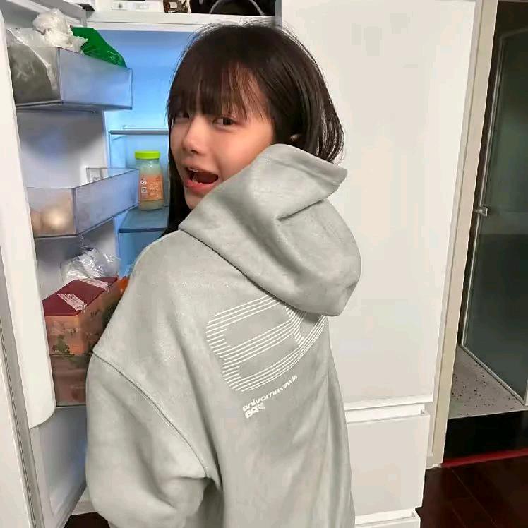 哥哥你看她