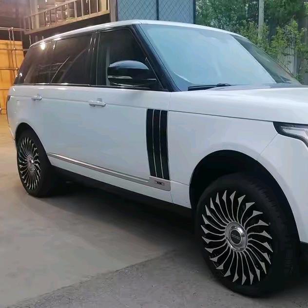 一笑两个小酒窝