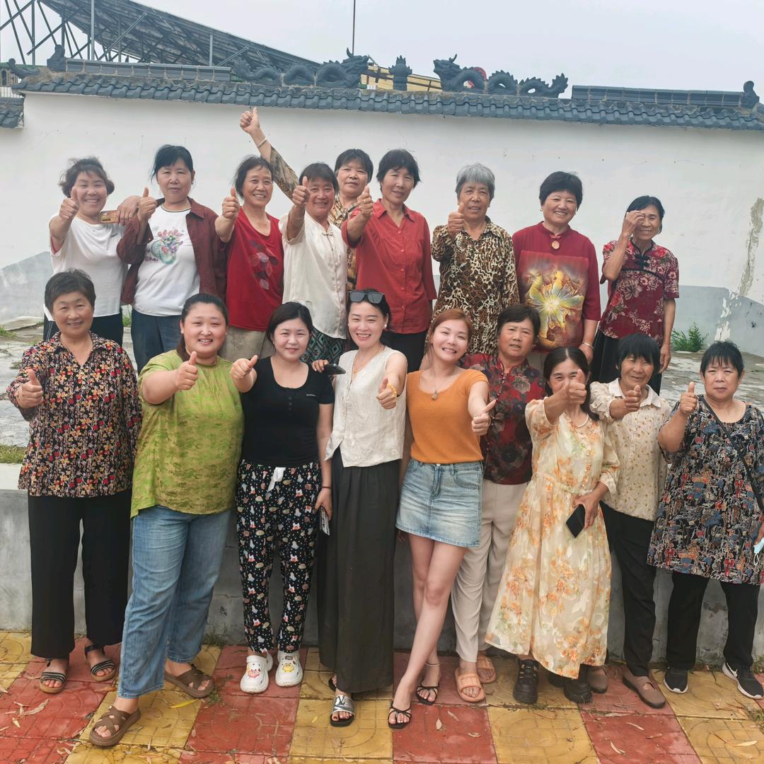 湾里富贵花（女团）